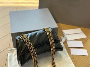 Projektant New Paris Hourglass Bag ma potężną aurę i praktyczną torebkę. Torba jest wykonana z miękkiej skóry cielęcej z szwami i metalowego łańcucha 25 cm