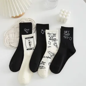 Meias femininas outono e inverno preto branco graffiti ins tendência esportes femininos rua desenhos animados bordados calcetines