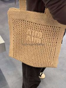 2024S Designer Beach Facs Design Women Womened Raffia Straw Bag Bag كبيرة السعة غير الرسمية تحت إبطين حقيبة يد جوفاء صيف الشاطئ.