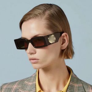 Occhiali da sole firmati da donna con montatura personalizzata con lettera in metallo. I migliori occhiali polarizzati per la guida/pesca/sci