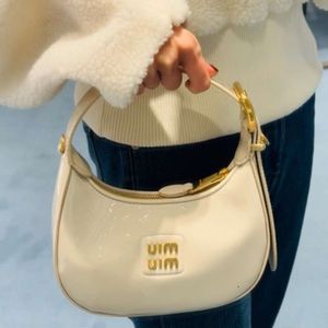 Designer Miues bags 24 New Product Bag Womens Crossbody Bag Womens Underarm Bag Lacquer Leather Womens Handbag Shoulder Straps Versatile VRSJ