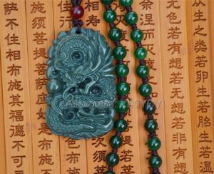 Anhänger, chinesische Handarbeit, natürliche dunkelgrüne HeTian-Jade, geschnitzt, Retro-Drache, Glücks-Amulett, Anhänger, Perlen, Halskette, Zertifikat, edler Schmuck