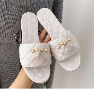 Sandálias de slides metálicas Mulher de luxo Sandália marca flip flops para mulheres de alta qualidade elegante chinelo moda clássicos sapatos planos tamanho 36-42 SG4HSD