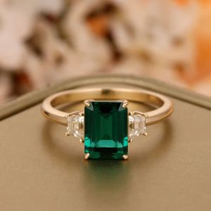 Anelli CxsJeremy Solido 14K Oro giallo 6 * 8mm Lab Emerald Anello di fidanzamento Tre pietre Moissanite Fede nuziale per le donne Regalo di anniversario