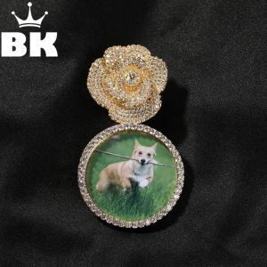 Naszyjniki The Bling King Rose Flower Bail Ice Niestandardowy okrągły naszyjnik wisiorek dla kobiet spersonalizowany obraz pamięci mikro utwardzony wie