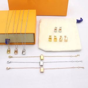 Europe America Fashion Jewelry Set Lady Women rostfritt stål Graverat V Letter Lock Pendant Plated Gold Necklace Earnings Armband