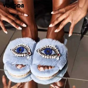 Kapcie kobiety buty zimowe slajdy futra dla kobiet Krzyż Flat Rhinestone Eyes Kaptaki Puszysty sztuczne futra Plush Slajdy Zapatos de Mujer Q240221