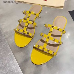 Chinelos Mulheres Estilos Americanos Matte Studs Microfibra Couro Chinelos Amarelo Rosa Slides Front Open Toe Chaussure Pés Estreitos Largo 48 Q240221