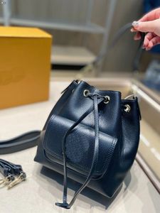 2024 flickor handväskor hink väska axelväska design väska axel crossbody väska hög kvalitet läder metall logotyp retro strip hög mode mobiltelefon väska plånbok