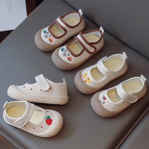 Verão bebê crianças sapatos de lona confortável bonito dos desenhos animados morango urso pato meninas crianças sapatos meninos diariamente sapato casual 240220
