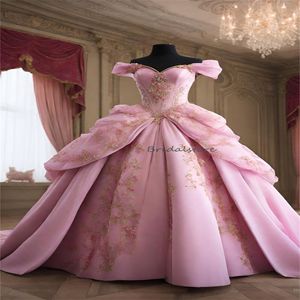 Prinsessa baby rosa quinceanera klänningar 2024 Askepott från axlar applikationer spets söt 16 eleganta vestidos de 15 xv fiteen födelsedag charro mariage debutante
