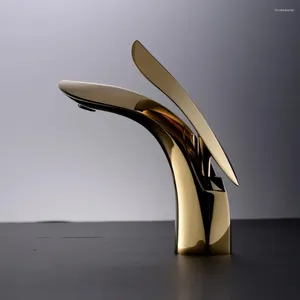 バスルームシンクの蛇口デザインラグジュアリーブラスウォッシュ盆地蛇口高品質の金冷水ハンドタップゴールデンワンホール