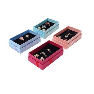 Ringe 24pcs/Los Bowknot Geschenkbox Ringohrring Halskette Schmuckpaket Box Buntes Papier Schmuckhalter Box mit schwarzem Schwamm im Inneren
