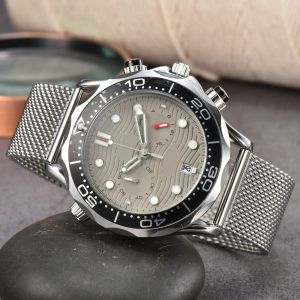 Sex nålar Fullfunktion Kronograf Sapphire Men Watches Designer 42mm LOGO O M G QUARTZ STEEL REP Luxury Date Watch Rubber Strap Designer Mesh Strap Wave Watch