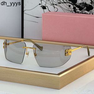 Miui-Sonnenbrille, Designer-Sonnenbrille, quadratische Damen-Sonnenbrille, Design mit gebogenen Gläsern, euroamerikanischer Stil, geeignet für alle Arten von Kleidung, gutes Material