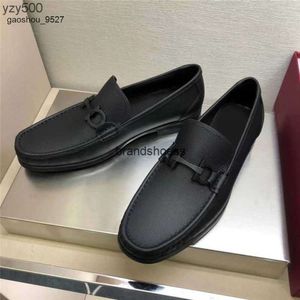 moda Feragamo Cavalo Título britânico fivela sapatos de vestido de casamento de negócios sapatos de couro casuais sapatos com padrão masculino de lichia em um pé de tendência sapatos de escritório E1 OMPU