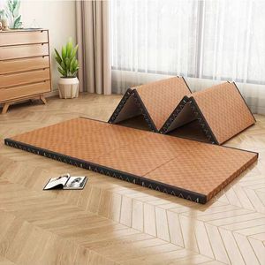 Kudde en enkel madrass som läggs på golvet och viks för att sova på