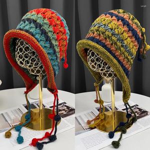 Berretti Bel stile etnico Retro fatto a mano all'uncinetto Nappa Colore Berretto di lana Baotou Paraorecchie Lei Feng Cappello Pullover Beanie