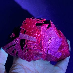 Anhänger 100% natürliche pakistanische schwarze Rosenfluorit (Fluoreszenzwirkung Rot Fluorit) Calcit Rough Mineral Quarzheilungskristall