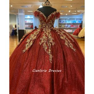 Mörkröd ruffles från axelbollklänningen quinceanera klänningar med guldapplikationer spetspärlor korsett vestido de 15 anos