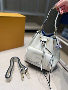 Flickor handväskor hink väska axelväska design väska axel crossbody väska hög kvalitet läder metall logotyp retro remsa hög mode mobiltelefon väska plånbok 23 cm