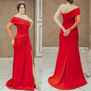 Neue afrikanische rote One-Shoulder-Brautjungfernkleider, Etui-Meerjungfrau, Falten, Rüschen, lange Satin-Abend-Abschlussball-Kleider, geteiltes Trauzeugin-Kleid nach Maß