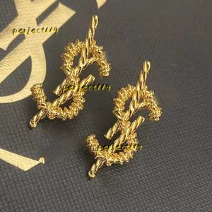 Stud 2024 Fashion Women 18K Gold Pasted Designer Ear Stud Colding Marka Projektanci metalowej geometrii podwójne litery Crystal Rhinestoneuszek Party Wedding Party