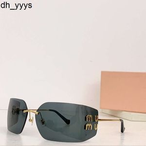 Miui Mui Metal Glasses Sunglasses女性サングラスモダンな洗練された軽量フレーム曲線レンズ良い素材フレームデビュタントスタイルシェードマルチカラー