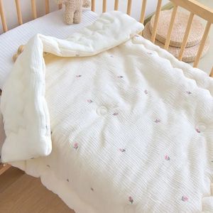 Sängkläder sätter mjukt bomullsvinter täcke för baby crib sängkläder tecknad broderi baby tröstare tjock dagis luftkonditionering filt 230731