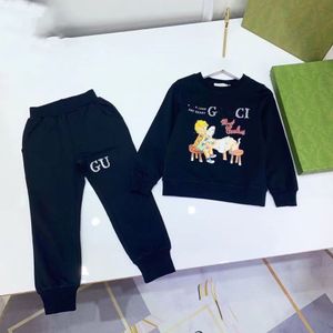 子供セットベビー服の男の子の女の子スーツの手紙プリント2pcsキッズデザイナーセットパンツスーツチドレンカジュアルスポーツガールボーイウェーブ服トラックスーツ