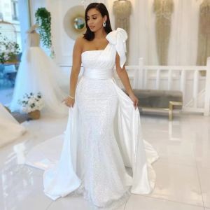 2024 glänsande en axel vit sjöjungfru bröllopsklänningar med bågsatin och paljett brudklänningar band brud vestidos de novia