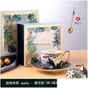 Muggar Luxury Ceramic Coffee Cup Saucer Set Porslin Mugg eftermiddag Teacup Bone China Flower Water Party Drinkware Coffeeware Present Box Dhnx0