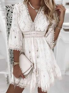 Podstawowe sukienki swobodne biała koronkowa sukienka plażowa damska letnia vneck pusta bohemijska sukienka z aline modna i elegancka haftowana mini sukienka mini kamizelka J240222