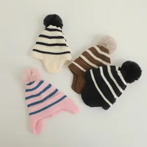 Hårtillbehör Autumn Winter Sticked Warm Baby Hat Randig öronskydd Barnmössa Cap Pompom Ball Bonnet för 2-6 år pojkeflicka