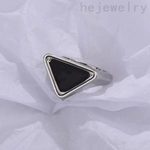 Anelli di design a triangolo da uomo punk per donne hiphop nero love smalto lettere collezione di lettere color bague coppia gelia ad anello di lusso gioielli classici zb040 b4