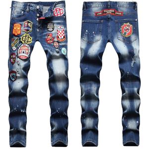 Ny trasig färg, blå med hål och flera märken, mäns elastiska D2 -täta tiggare, trendiga och höghöjd gata jeans