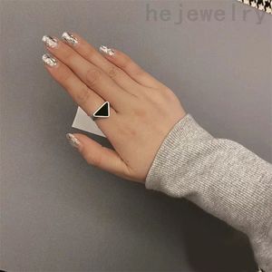 Schwarze Designerringe für Frauendreieck haben Männer Ring 925 Silber plattiert Edelstahl Finish Emaelled Letters Verlobungsring Punk einstellbar ZB040 B4