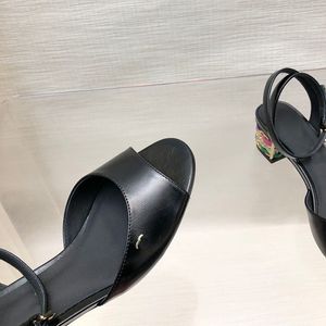 24ss Damen-Sandalen mit klobigem Absatz, Pumps, Designer-Slingbacks, verstellbare Knöchelschnalle, Rindsleder-Kleiderschuhe mit Kette, Retro-runde Zehen, Freizeitschuh mit Staubbeuteln