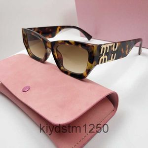 Fashion Mu Womens Sunglasses Personality Mirror Leg Metal Large Letter Design Multicolor Brand Glasses Factory Outlet Promotional Special RRRA
