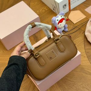 MIUI Damen-Bowlingtasche, luxuriöse Designer-Handtasche aus hochwertigem Leder, abnehmbarer Schultergurt, Umhängetasche, 3D-Harz-Logo, einzelne Umhängetasche