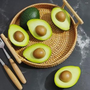 Decorazione per feste 2 pezzi di avocado artificiale modello di simulazione cibo giocattolo desktop di casa ornamento di frutta