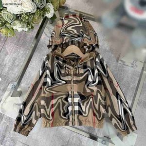 Nya barnjackor Khaki Plaid Design Barn Solskyddsmedel Kläder Storlek 100-160 Mesh Foder Baby Hooded Coat Boys Girls Ytterkläder 24Feb20