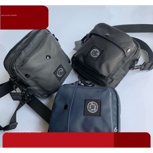 Män trendiga singel axelpaket Small Multi-Function One Glass Messenger Bag mobiltelefonpåse CP Lens Tote Fashion Chest Packs 981