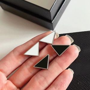 Simples triângulo balançar brincos de luxo designer brincos mens mulheres orecchini moda branco preto esmalte designer brinco para meninas único ZB044 B4