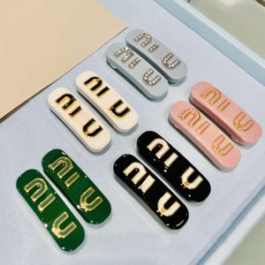 Hårklämmor Barrettes Luxury Designer Letter Hårklipp ungdomsstil Mångsidig Barrettes Classic Hairjewelry med varumärke Högkvalitativ familj Love Gift Side Hair Clips