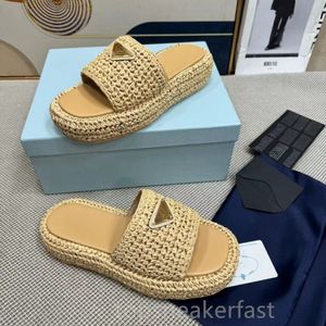 Lyxiga tofflor Kvinnor Sandaler Plattform Slides Metal Triangle Sandal Sleek Woven Raffian Ger Sandals Summer Beach Sandal Outdoors Sliders Beach Shoe