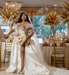 2024 Abiti da sposa a sirena di lusso Abiti da sposa con spalle scoperte Applicazioni di pizzo in raso Perline di cristallo argento Gonna con spacco laterale Plus Size Coda di pesce nigeriana africana