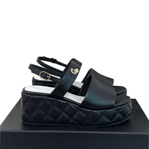 Lammskinn kvinnors kilplattform klackar sandaler designer slingbacks klädskor justerbar fotled med strass quiltade textur casual skor med dammväskor