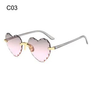 Solglasögon 2023 Nytt modehjärtaformade solglasögon Kvinnor Gradient Love Heart Sun Glasses Trendy Party Cosplay Eyewear Shades UV400L2402