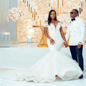 Luxuriöses Aso Ebi-Meerjungfrau-Hochzeitskleid in Übergröße für die Braut, sexy schulterfreies Brautkleid mit Spitze und Perlen, abgestuftes Organza-Hochzeitskleid für schwarze Frauen in Dubai, NW100